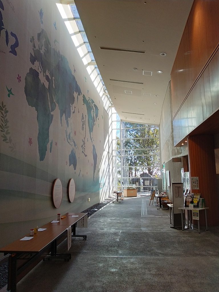 埼玉ピースミュージアム(平和資料館)の入口付近の壁画
