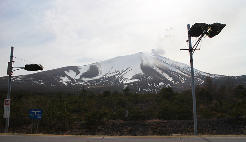 群馬県嬬恋村の浅間六里ヶ原(ろくりがはら)休憩所から見える浅間山
