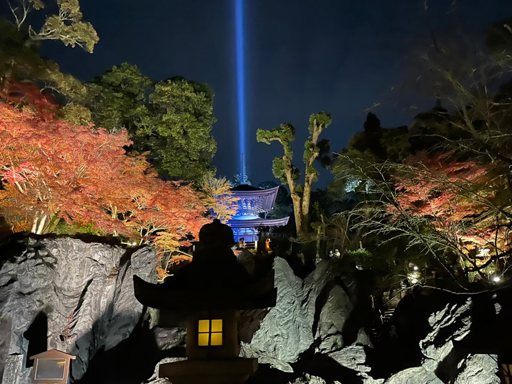 石山の秋月のライトアップ
