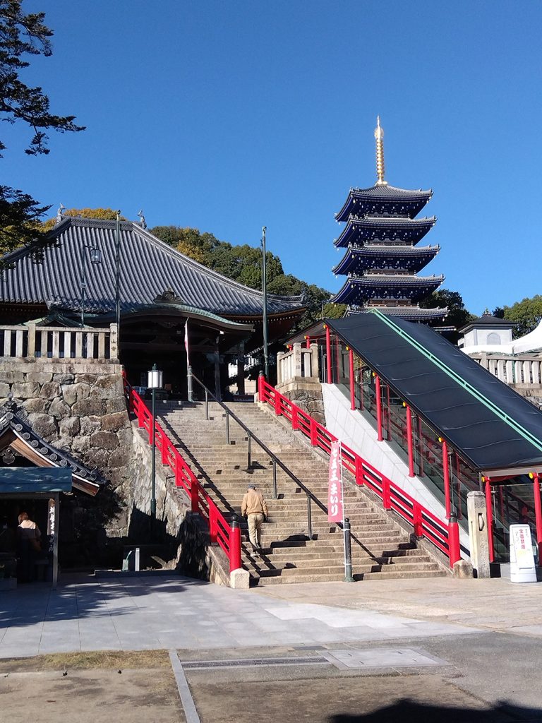 中山寺の境内への階段