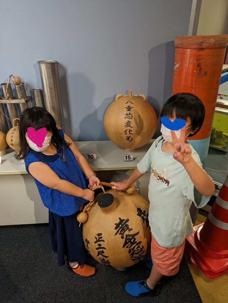 愛媛県総合科学博物館で楽しむ子供たち