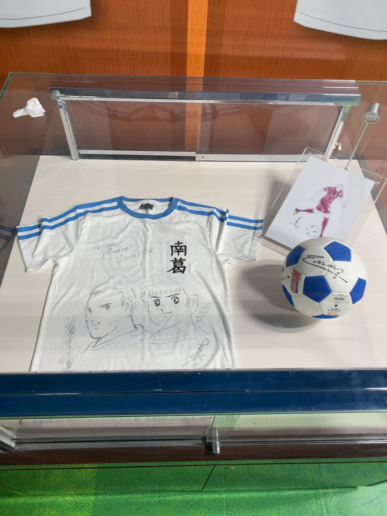 四ツ木駅に飾られてるイニエスタ選手と高橋陽一先生のサイン