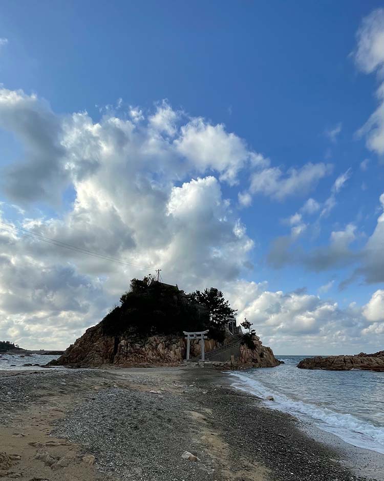 小浜海岸の衣毘須神社